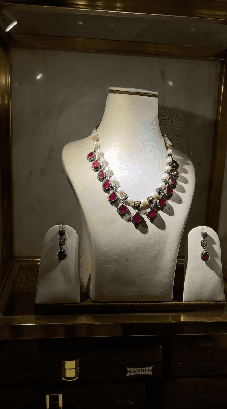 La Reine Rouge — Mozambique ruby with pearls